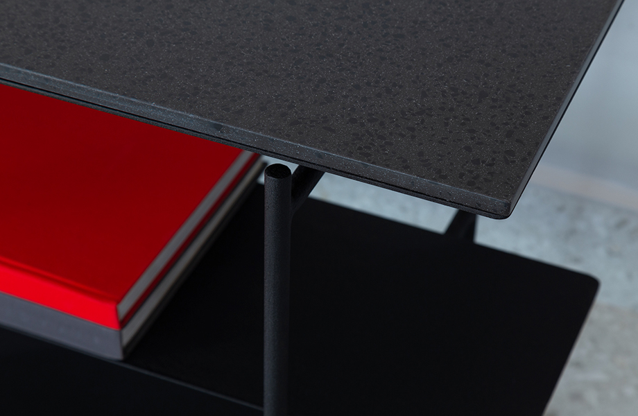 Close up Credenza Akali con Superficie Sólida Everform Black Lava