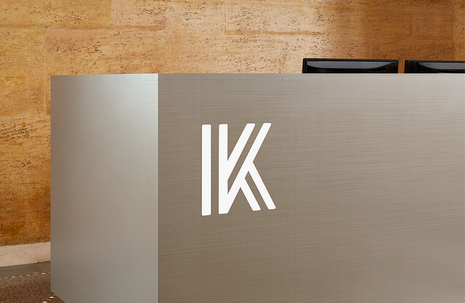 Laminado DecoMetal® M3721 Platinum Linework en mostrador de recepción 