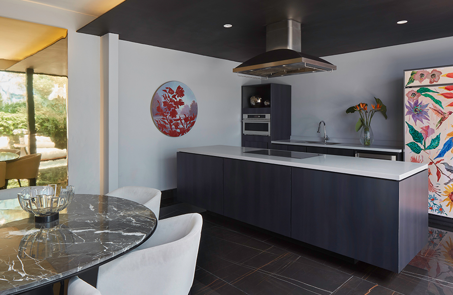 Dark Rolled Steel aplicado en la cocina, cubierta de Gamma Grey y Polished Gold Aluminum y refrigerador