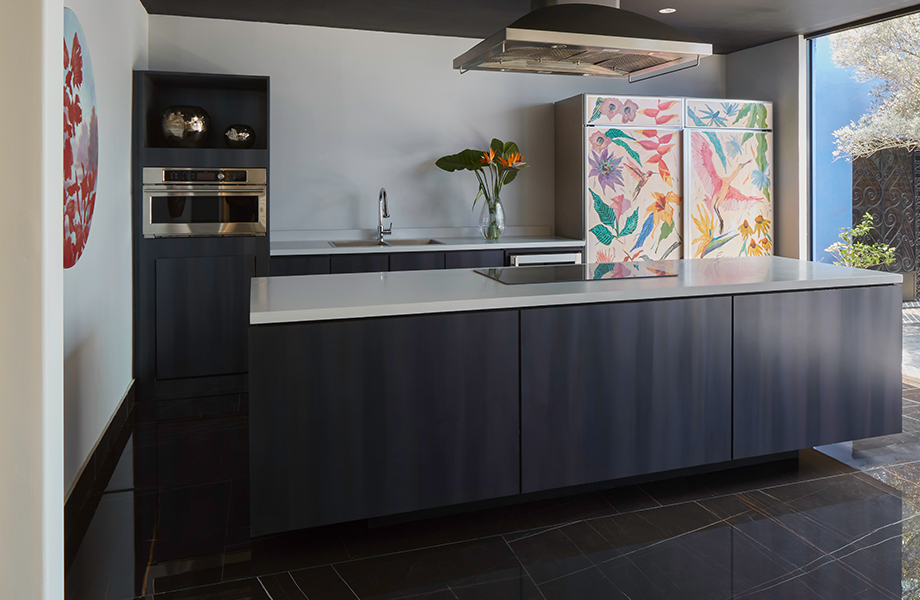 Vista general de la cocina Dark Rolled Steel aplicado, cubierta de Gamma Grey 